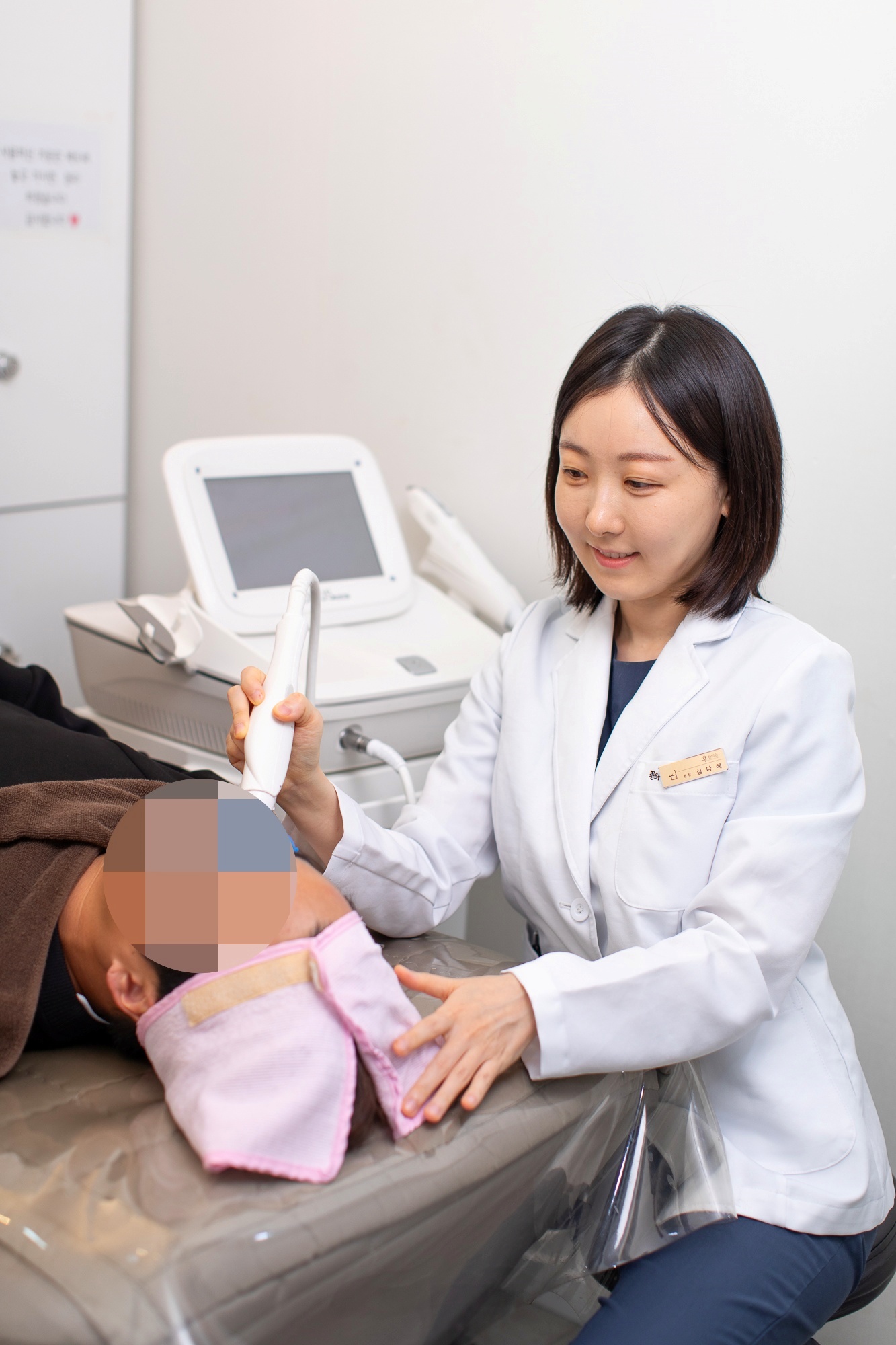 심다혜 원장 레이저 치료 모습
