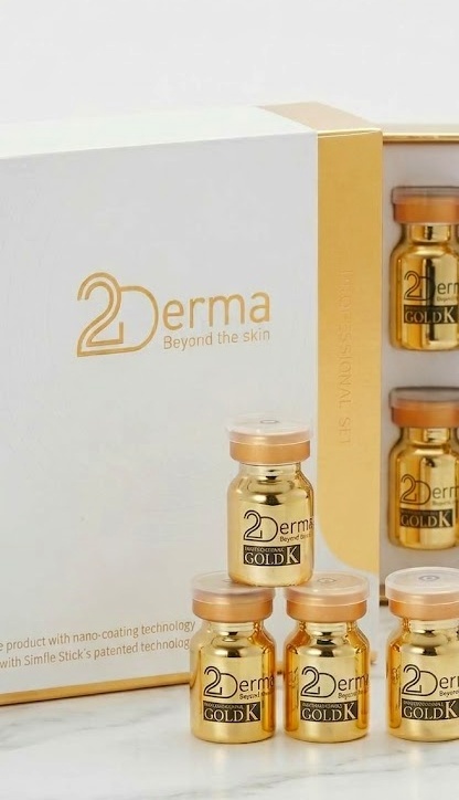 금빛 앰플 병과 흰색 상자로 구성된 2Derma 골드K 프로페셔널 세트