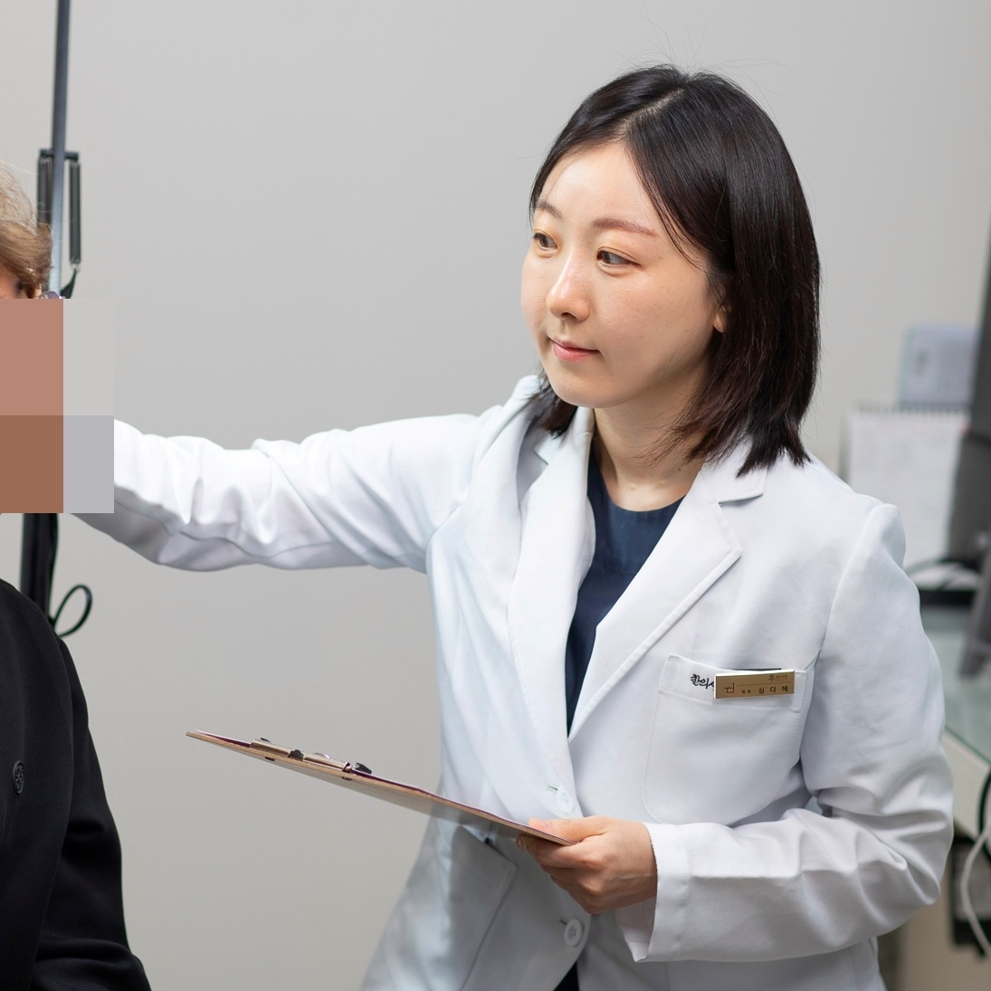 환자의 얼굴 라인을 살피는 안양 리프팅 상담