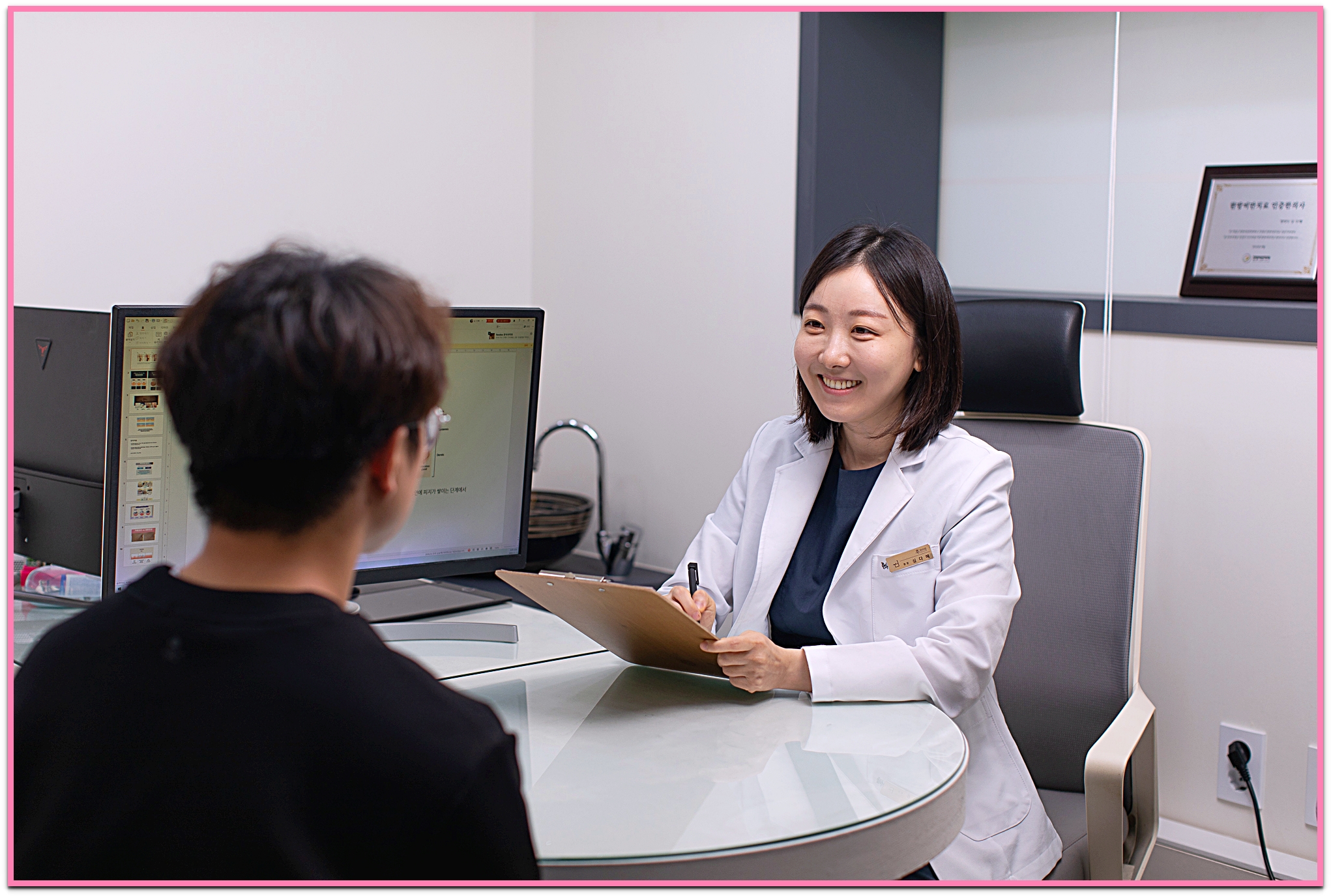 안양한관종 아그네스 레이저 쓰는 후한의원 안양점 심다혜 원장이 환자와 상담하는 모습